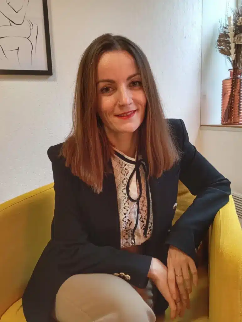 lucie ruby sexologue à toulouse dans son cabinet sur son fauteuil jaune